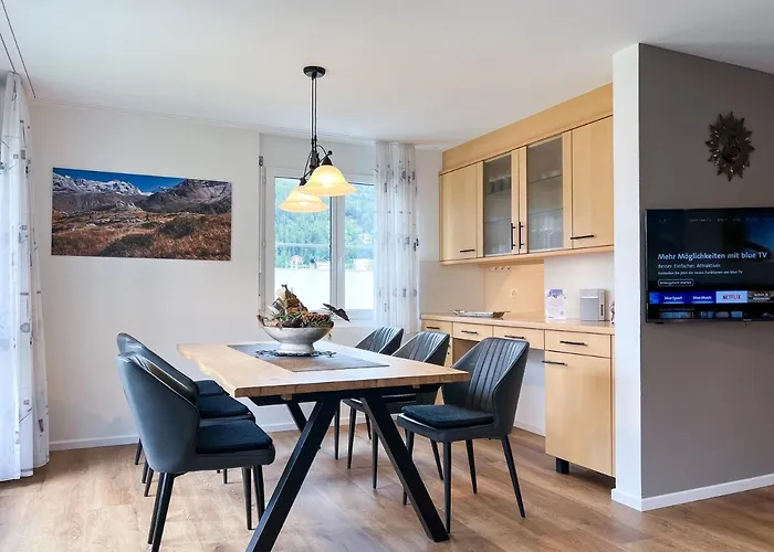 Swissme - 100qm - Balkon - 2 Baeder - Parkplatz - Fussbodenheizung Apartment