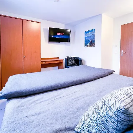 Swissme - 100qm - Balkon - 2 Baeder - Parkplatz - Fussbodenheizung * St. Moritz