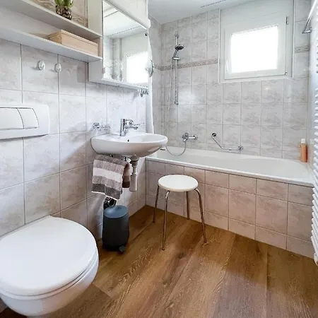 Lägenhet Swissme - 100qm - Balkon - 2 Baeder - Parkplatz - Fussbodenheizung *