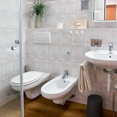 Lägenhet Swissme - 100qm - Balkon - 2 Baeder - Parkplatz - Fussbodenheizung St. Moritz