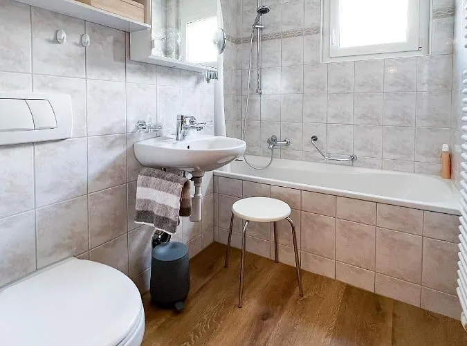 Apartman Swissme - 100qm - Balkon - 2 Baeder - Parkplatz - Fussbodenheizung *